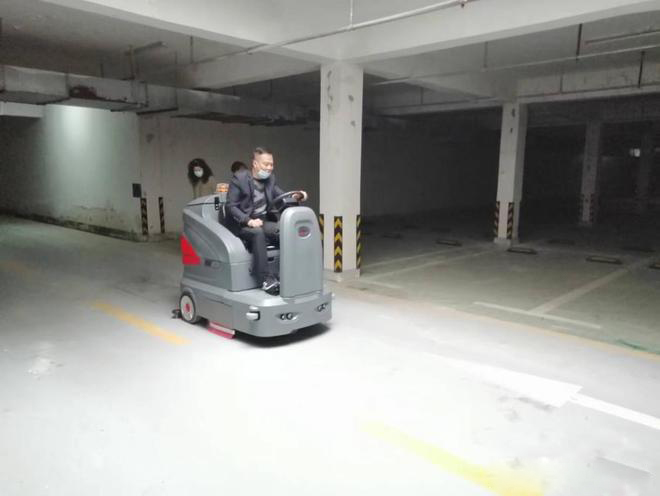 元朗小区物业保洁不用人力改用驾驶式洗地机了